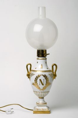 Franse porseleinen olielamp met goudbeschilderde 'N', plm. 1860 -elektrisch ingericht-