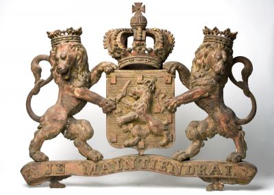 antieke gestoken eiken reliëfplaquette met voorstelling van het Nederlandse wapen, met opschrift: 'Je maintaindrai', gedragen door 2 leeuwen, vroeg 19e eeuws