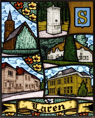 Gebrandgeschilderd raam met voorstelling van o.a. Mauvepomp, Singer, stadhuis en wapen van Laren