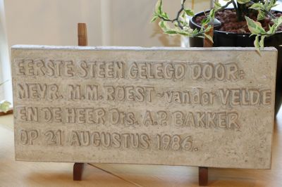 keramische plaquette t.g.v. de 1e steenlegging van het gemeentehuis te Laren in 1986