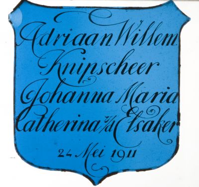 gebrandschilderde glazen plaquette t.g.v. het huwelijk van Adriaan Willem Knipscheer en Johanna Maria Catherina van den Elsaker op 24 mei 1911